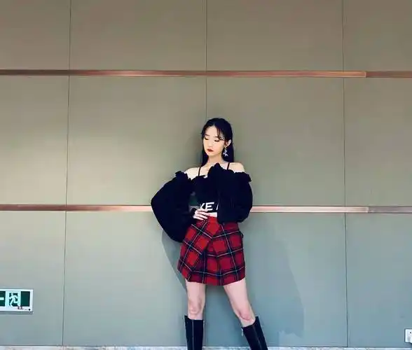 张艺凡晒杨幂同款"漫画腰",趴凳子上腰腿成直角,这柔韧度真实存在?