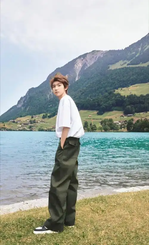 清爽穿搭帅气值拉满～扔石子打水漂太可爱了#王源立夏营业照