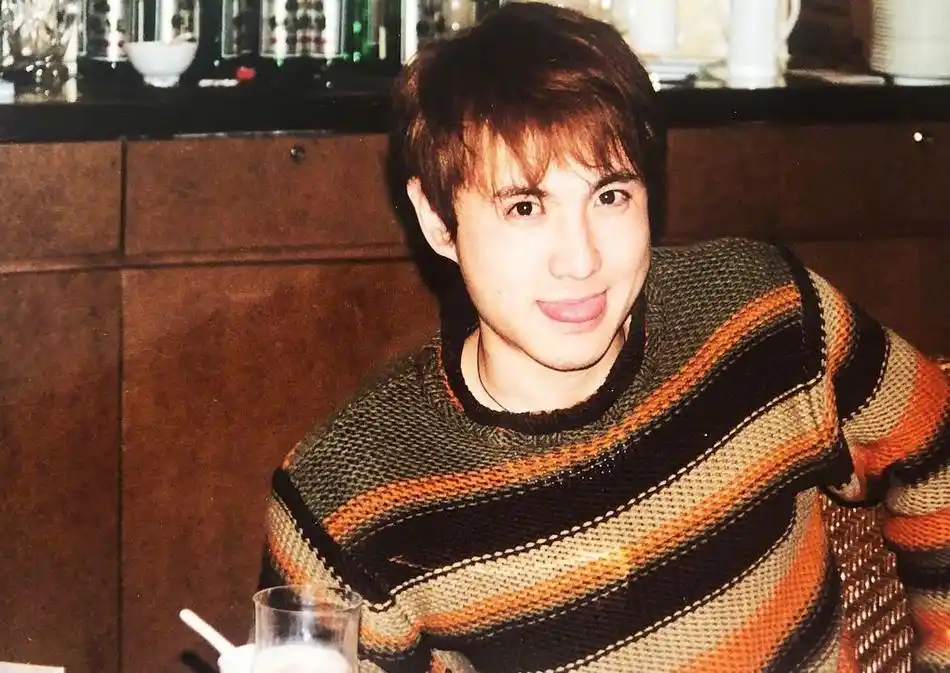 沈腾的姐姐放出沈腾的一些ai修复的旧照,调侃这是沈腾的颜值巅峰时期