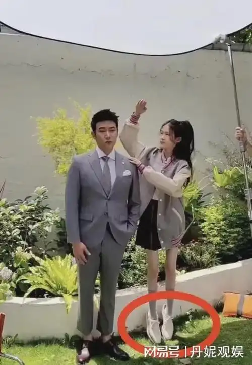 陆毅全家跳科目三14岁女儿身高赶超老爸走路腿部姿势有些怪