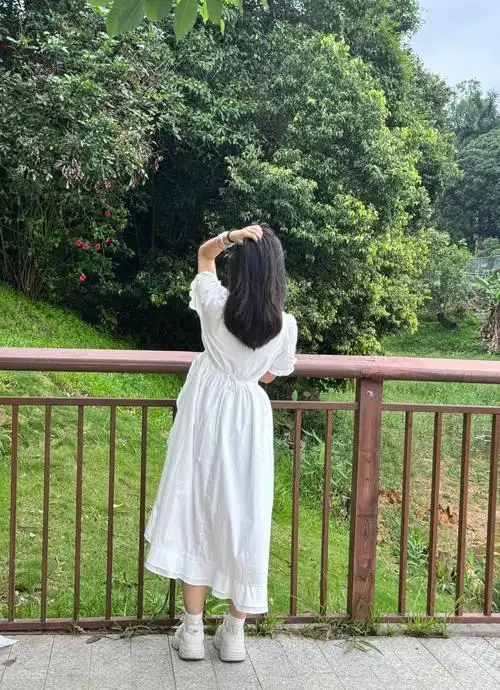 小白裙背影也太好拍了