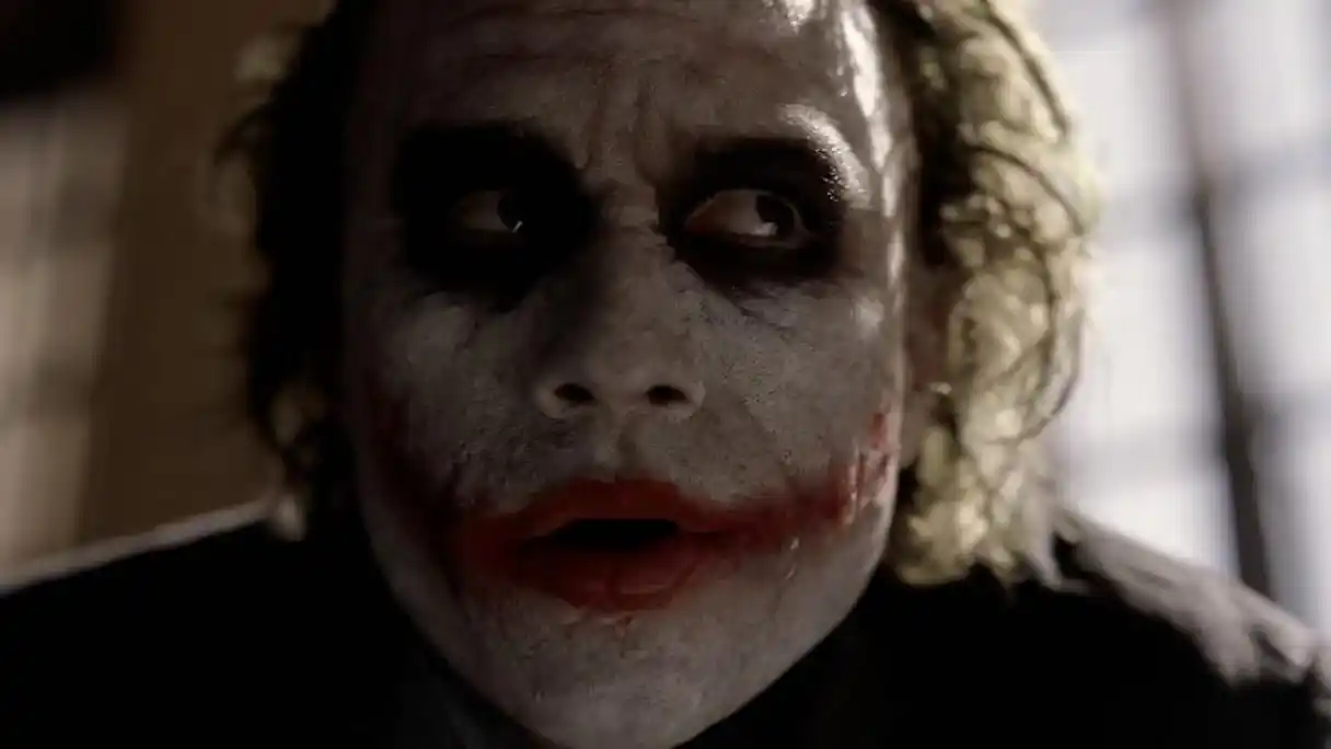 希斯·莱杰为何被封神,深度解读《黑暗骑士》中的小丑