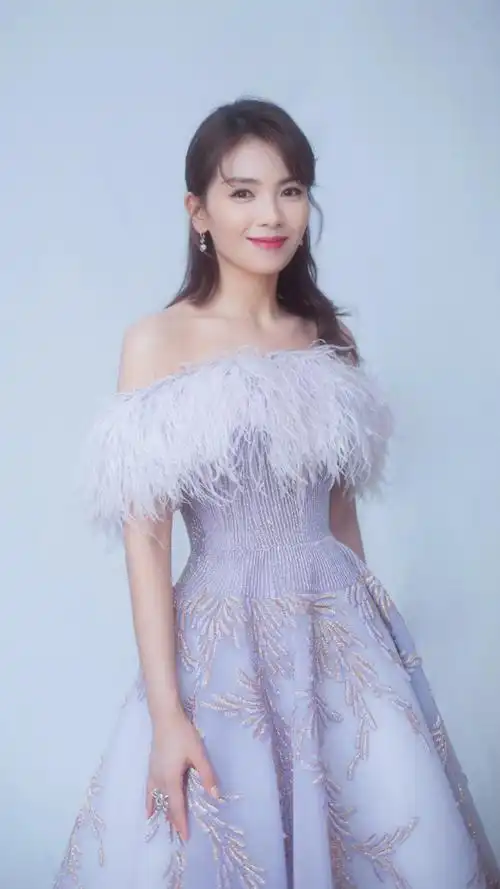 太惊艳了!43岁刘涛气质优雅,女人味十足!