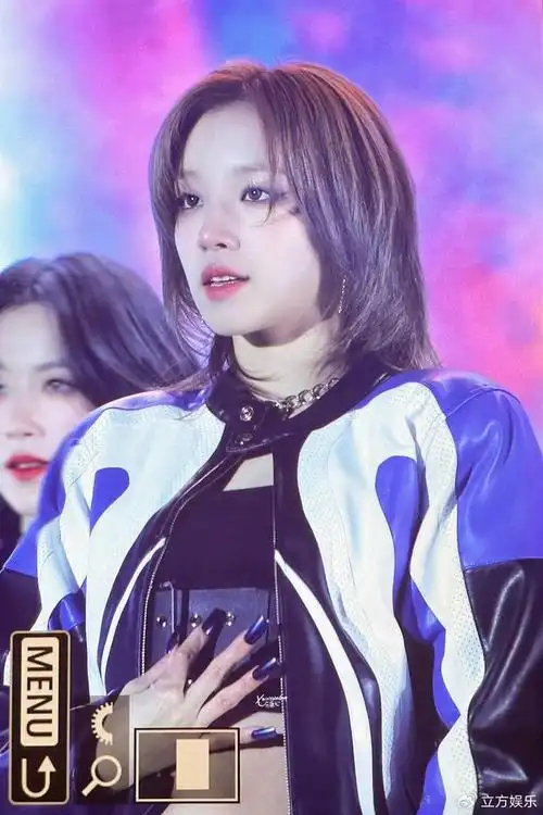 宋雨琦剪短发搭配赛车服大秀蛮腰痞帅十足