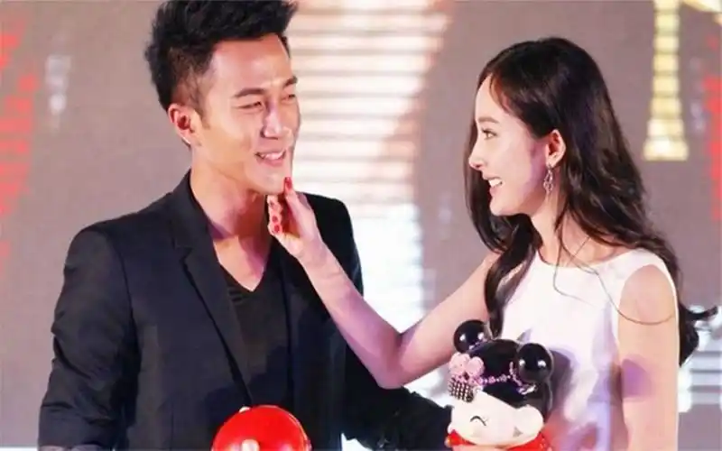 刘恺威晚会偶遇杨幂,一路上举动太暖心,网友:早知如此何必离婚