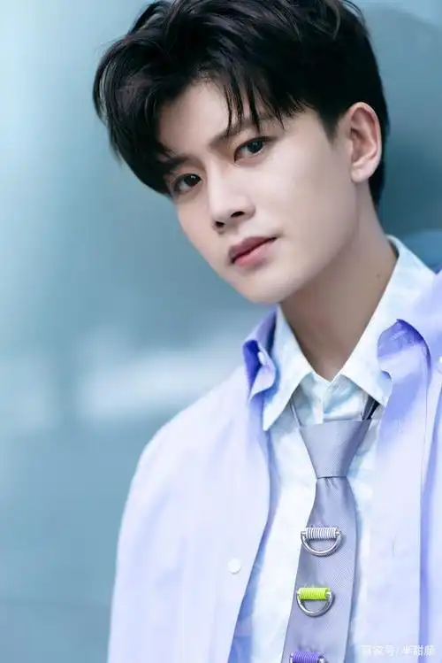 任嘉伦酷帅阳光清爽大片图集