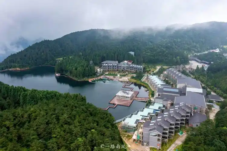 月亮湖位于海拔1530米的明月山顶明月庵处,四面环山,只有北面有一个