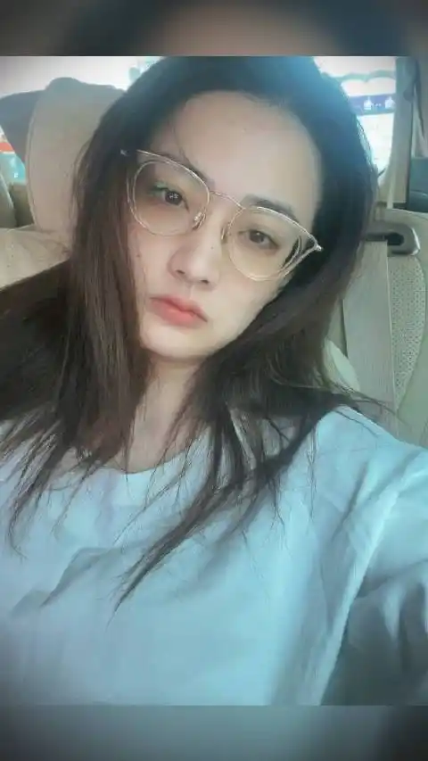 徐璐车内素颜自拍