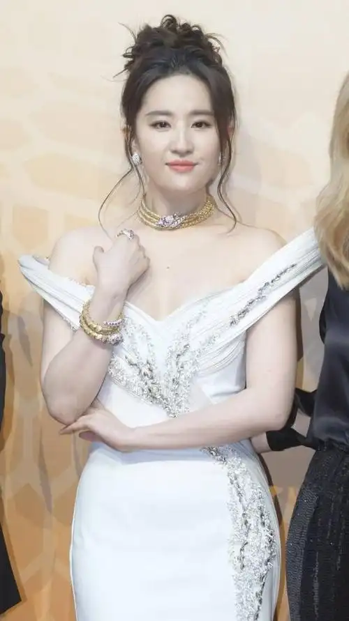 吴磊全黑look又帅又酷 刘亦菲白裙造型仙气优雅