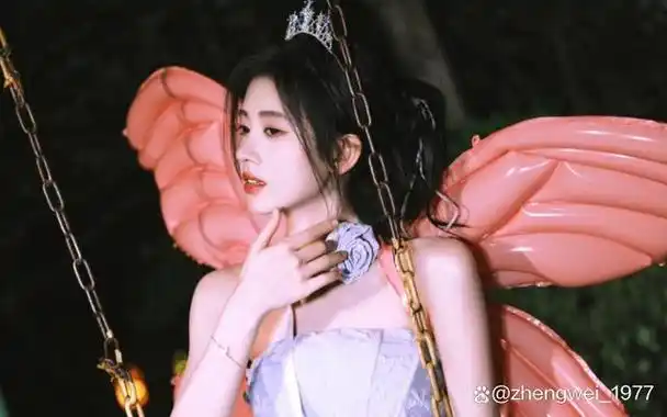 鞠婧祎晒照生日,白皙美背超性感,倾城容颜