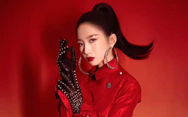 孟美岐烈焰骑士造型性感图片壁纸