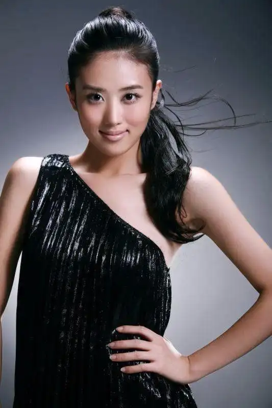 赵静怡n05年超级女声第九名赵静怡,比赛结束之后,赵静怡考上了上海