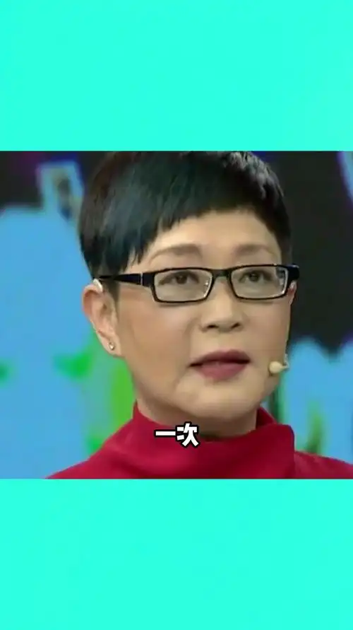 小品演员杨蕾离婚10年,再次和前夫戴志诚握手,身边的人都很惊讶-度小