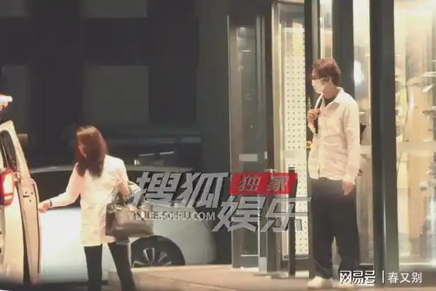 港媒曾爆料称钟汉良秘婚多年,对方是来自台湾的服装设计师谢易桦,两人