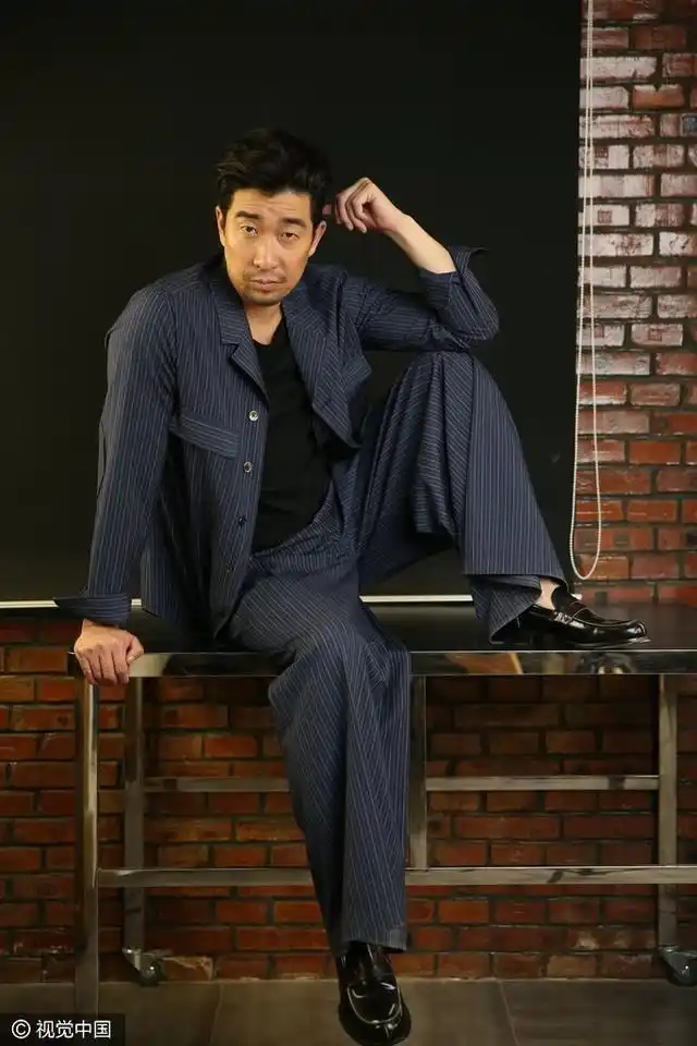 16王千源oversize西装接受采访坐木桌帅气狂吸睛