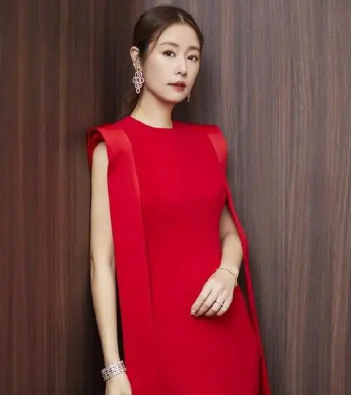 林心如保养得真好穿修身红裙美艳又窈窕46岁美得像小姑娘