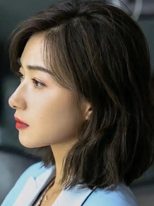 万茜侧颜美出圈!