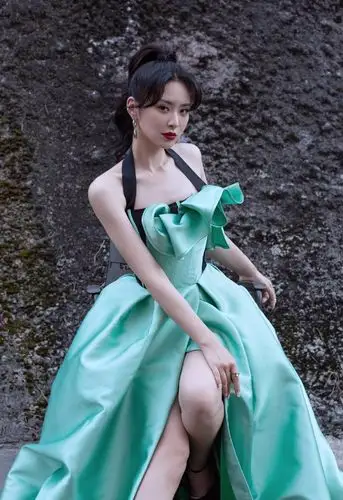 刘烨穿薄荷绿吊带抹胸裙 秀美背和大长腿又撩又欲