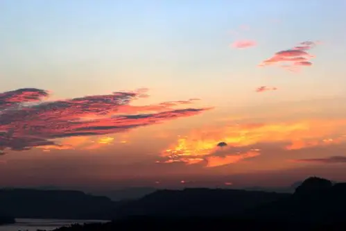 五彩云霞空中飘