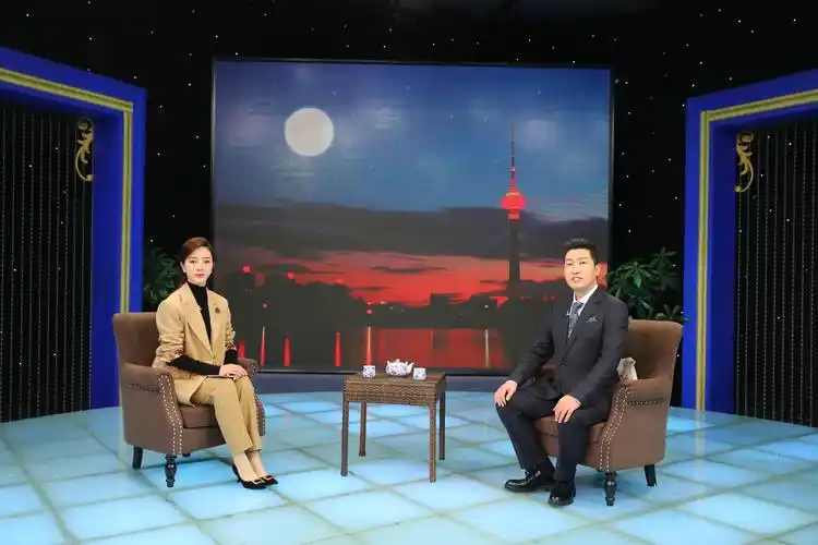 周文强做客逐梦年代与主持人李思思对话