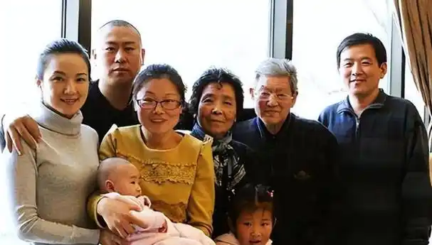 管彤:和韩红传绯闻,41岁结婚,42岁高龄生孩,如今过得怎样了?