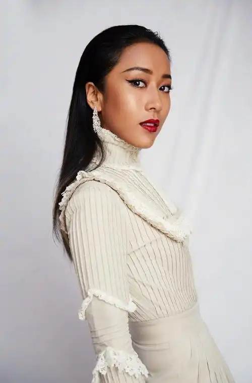 吉克隽逸白裙开唱变天使,比之前那套"女巫装"强多了