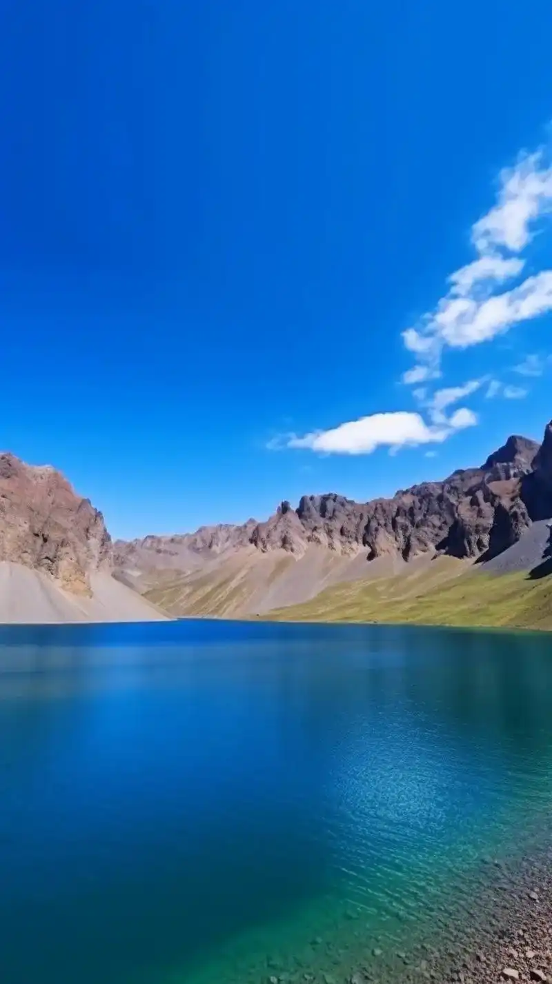 天池水清澈碧透,四周群山环抱,峰峦挺拔.#长白山#最美的风景 - 抖音