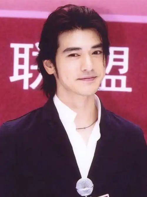 32岁的金城武持帅行凶衣服乱穿