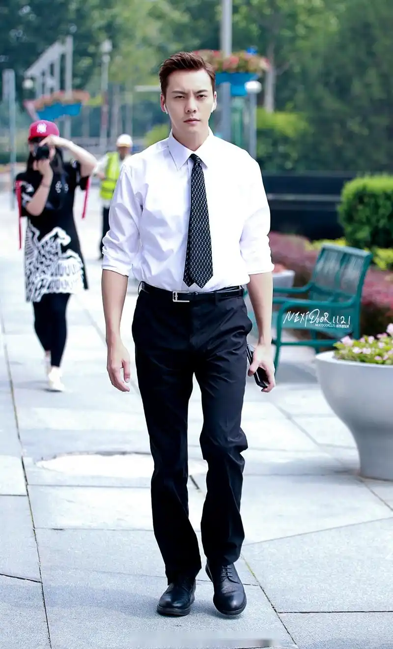 陈伟霆风暴舞 迎面走来好一个靓仔,白衬衫黑领带黑西裤,搭配整齐利落