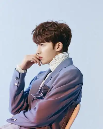 朱正廷单曲造型释出,穿紫色宫廷风西装,一双大长腿无处安放