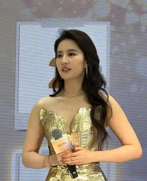 刘亦菲近照生图曝光,脸部圆润身材丰腴身形发福,手臂粗壮很真实