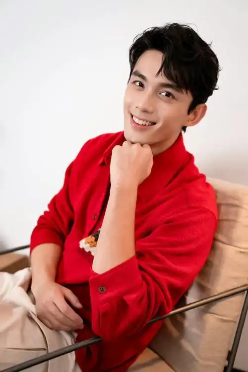 吴磊大笑六宫格随拍##吴磊红色毛衣造型六宫格plog