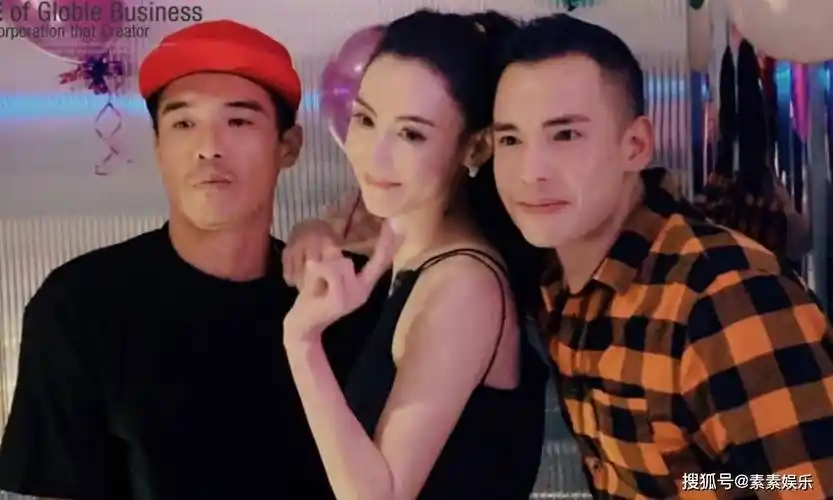 左边是弟弟兼香港司机助理张豪龙,右边是二弟张柏文,与姐姐一样在香港