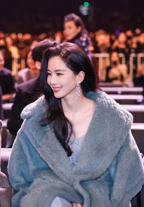 微博这一夜被登台领奖的陈都灵惊艳有文化的女明星就是不一样