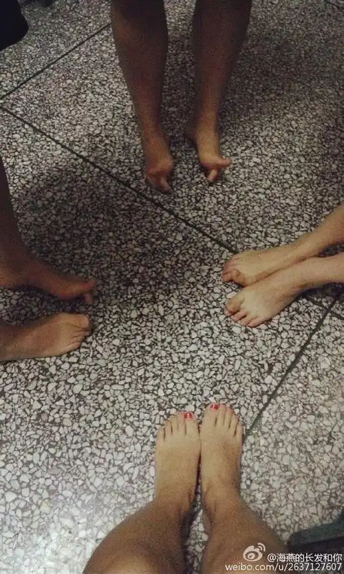 夏天有没有女大学学生在教室或图书馆里脱鞋袜的