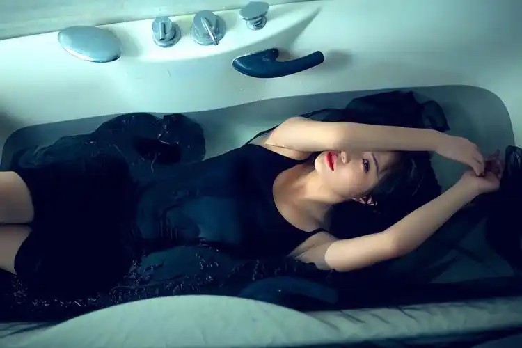 私人摄影师-张成的写真摄影作品《私房浴缸情绪客片》