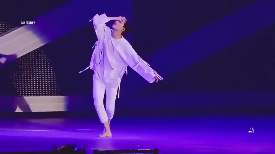 金钟仁 称号从出道的主舞 kai变成kai king再到现在的god kai.