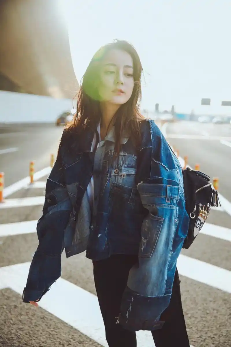 迪丽热巴现身机场启程前往2018春夏米兰时装周走秀