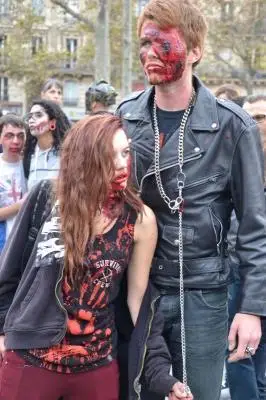 巴黎僵尸游行场面血腥:眼插钉子 怀抱鬼婴(图)