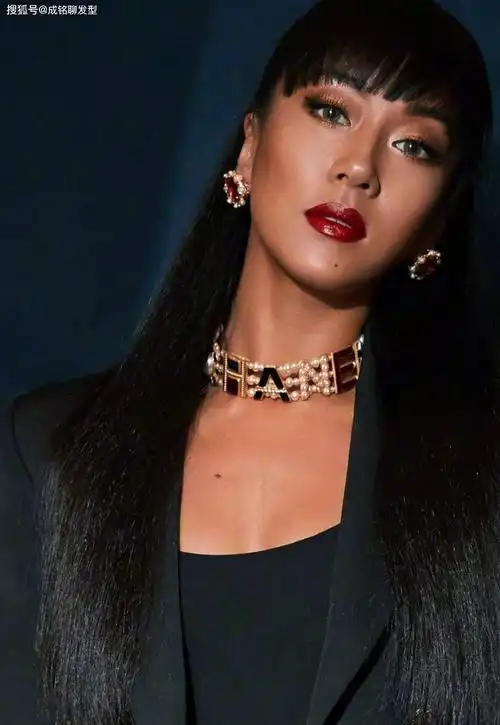 原创吉克隽逸真是朵奇葩工形背心配超短裤太高调乌黑的头发太吸睛