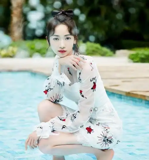 吴谨言工作照都这么好看咱们怎么好意思懒下去