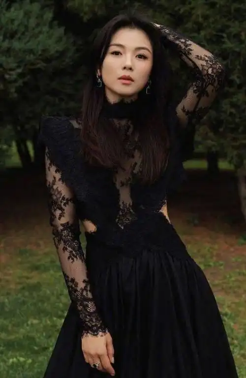 刘涛黑白蕾丝庄园大片曝光露背裙展沙漏腰超迷人