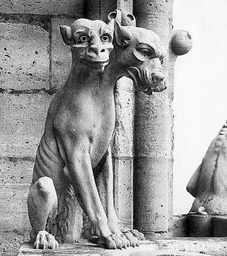 老照片:巴黎圣母院大教堂上的"魔兽"雕塑,一把大火焚为灰烬