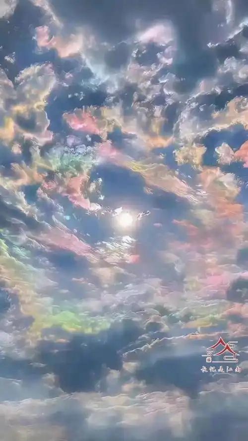 苏州七彩祥云宛如彩色丝绸」8月23日,苏州上空出现七彩祥云,如彩色