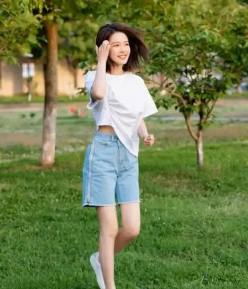 "玉米秆"的牛仔短裤搭配白色短袖,李沁女神彻底放飞自我!