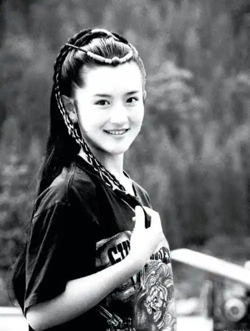 谢娜14岁照片曝光,有没有整容一看便知,原来小时候的她这么美