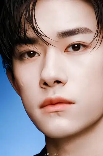 易烊千玺二十冠岁朝暮锦程