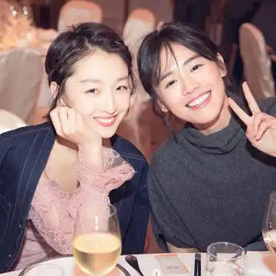 周冬雨马思纯封后 后台拥吻互谈八字合互旺