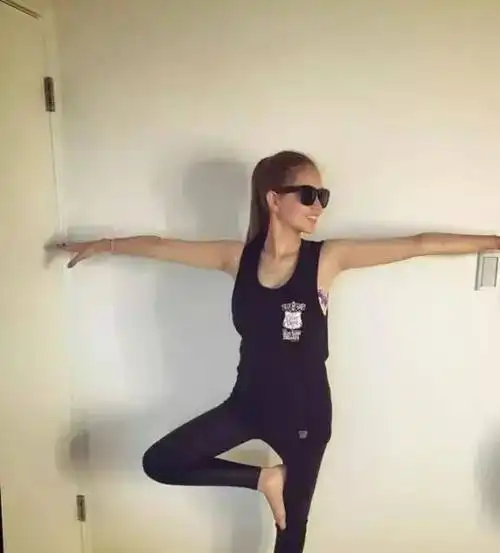 不仅如此,昆凌在怀孕期间也会坚持练习瑜伽,并表示要做一个爱运动的