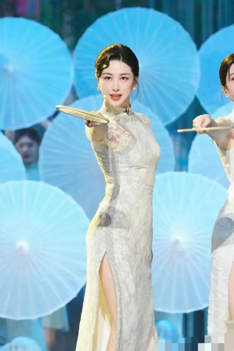 明星生图大赏# 朱珠穿旗袍身材曼妙,迷人的身姿尽显东方韵味,明媚